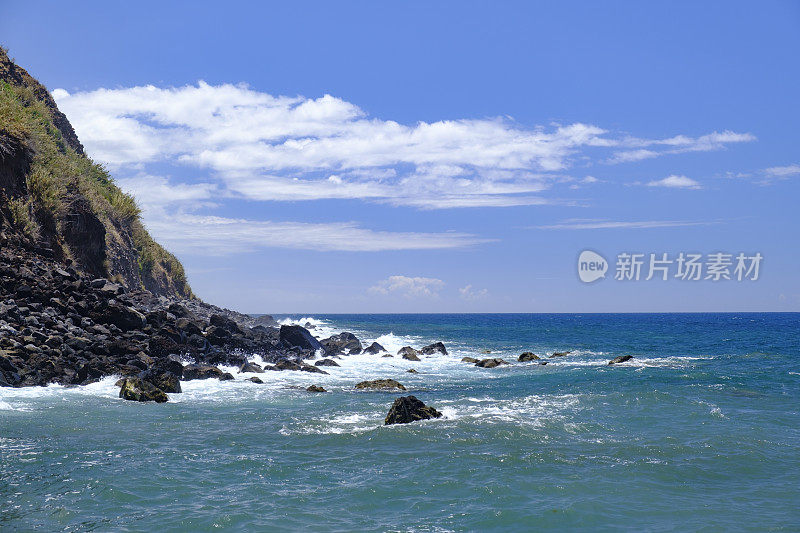 海浪袭击了马德拉岛南部海岸的Jardim do Mar大道